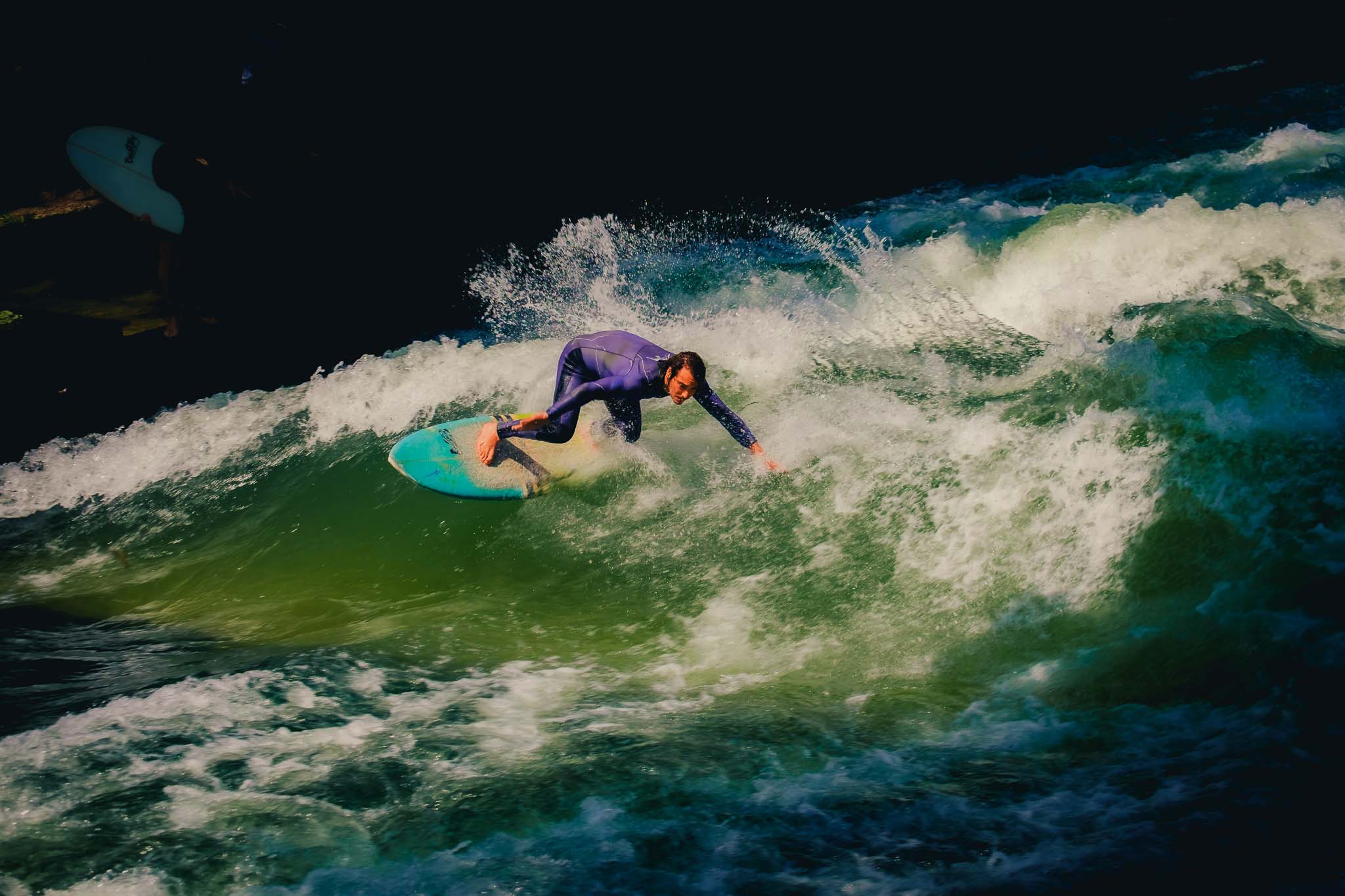 Eisbachwelle surfers
