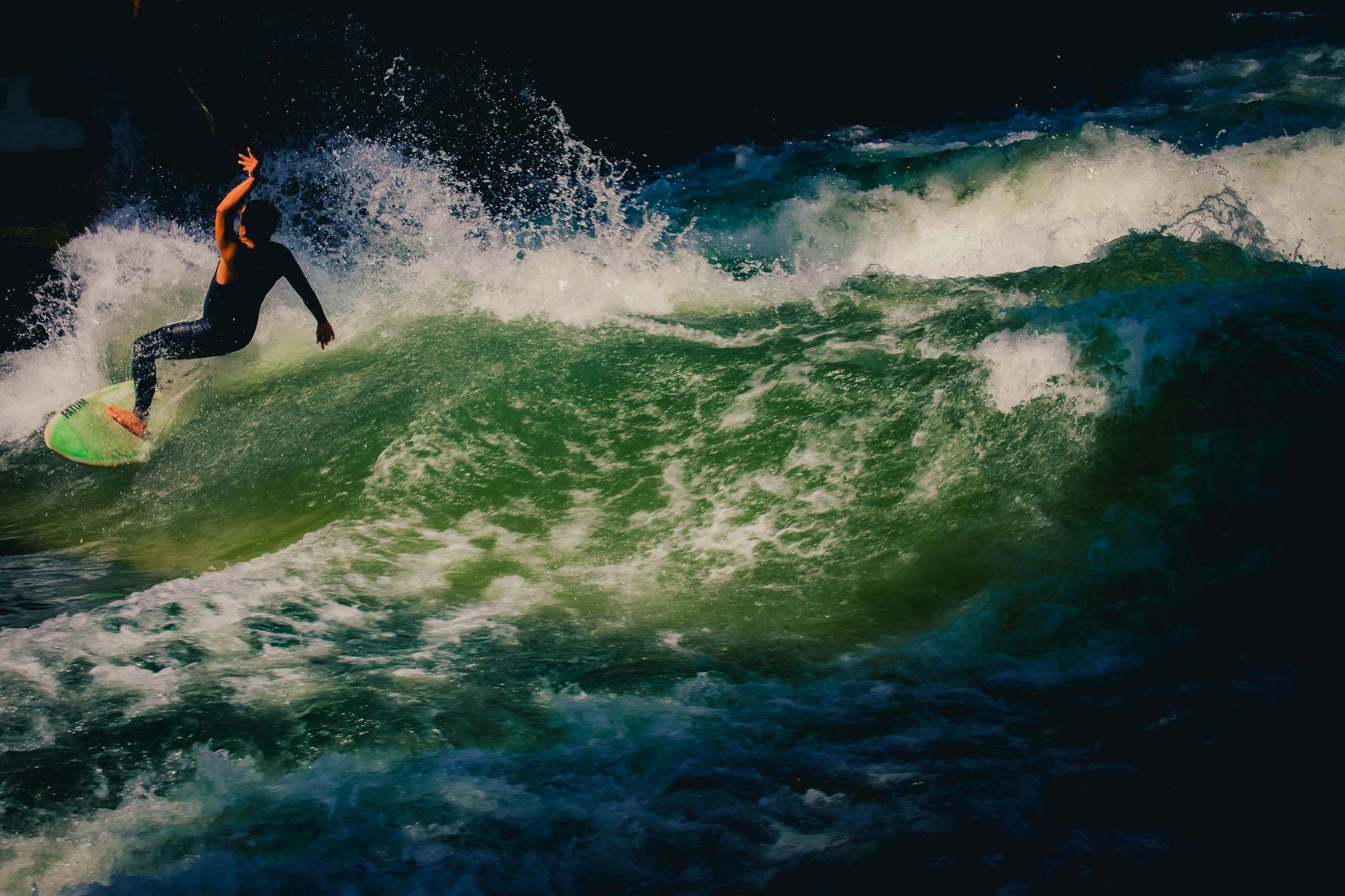 Eisbachwelle surfers