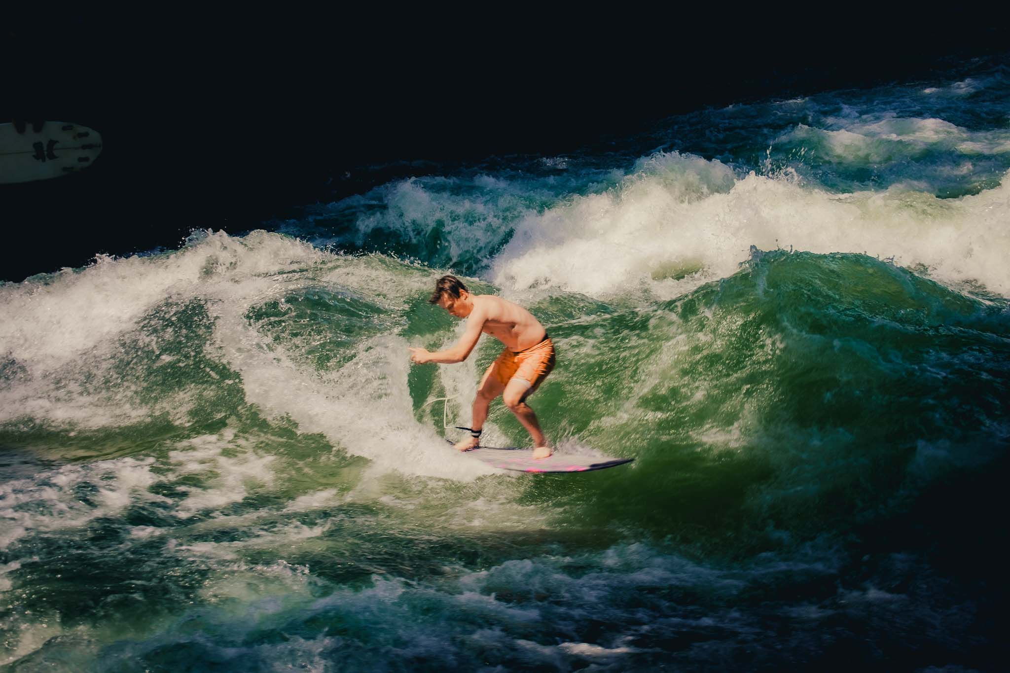 Eisbachwelle surfers