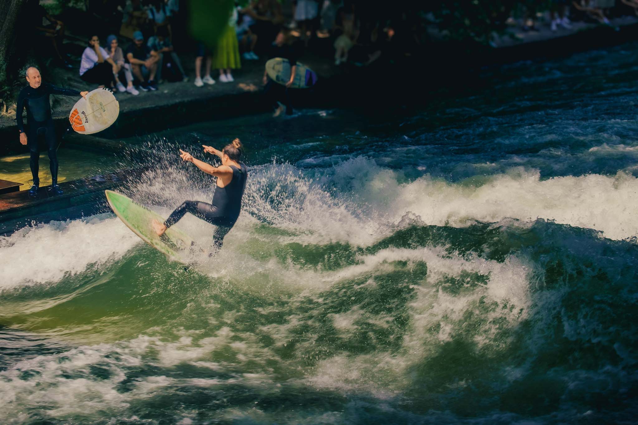 Eisbachwelle surfers