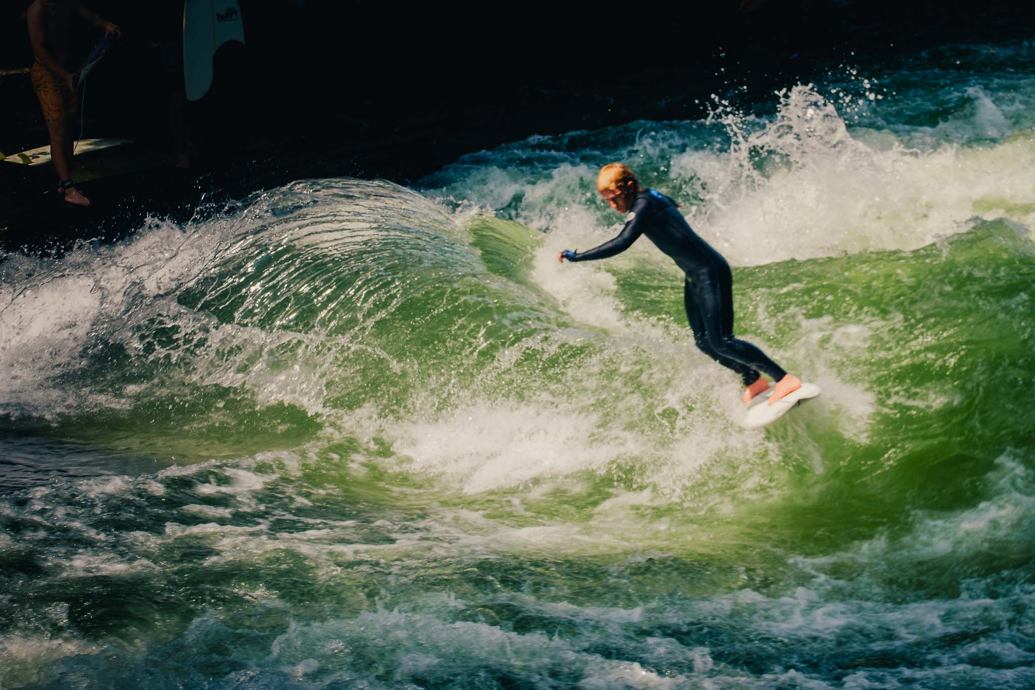 Eisbachwelle surfers