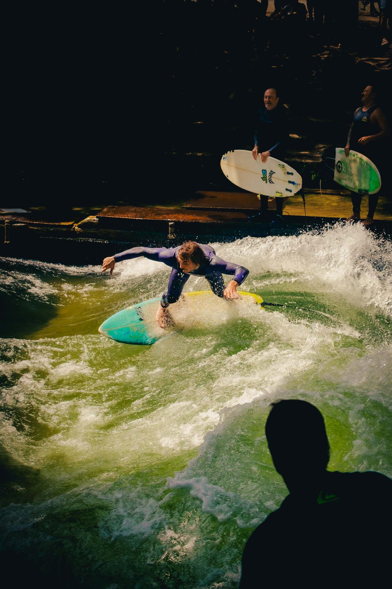 Eisbachwelle surfers