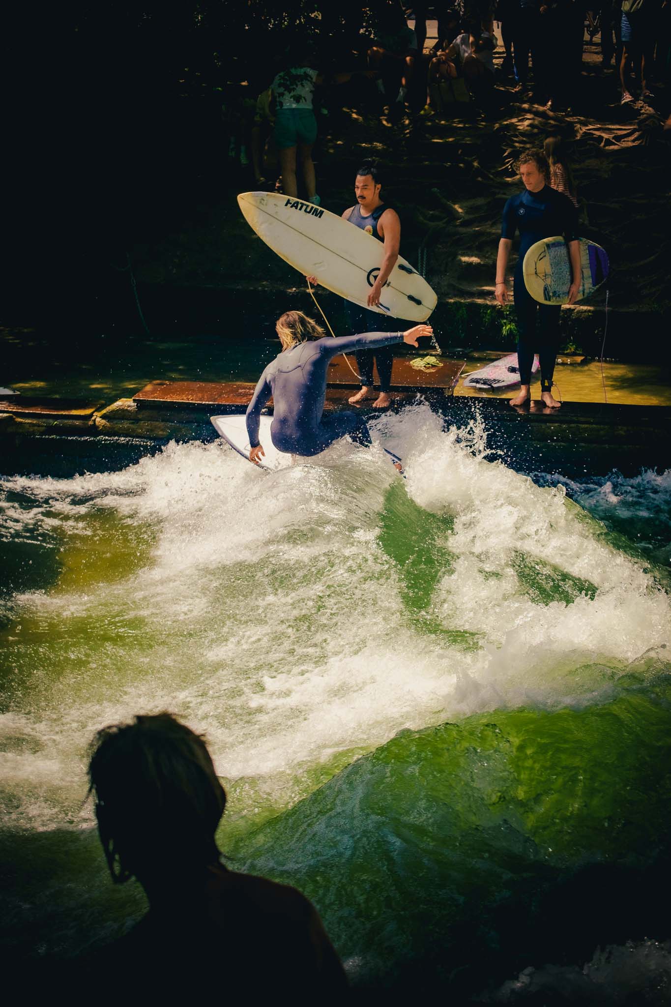 Eisbachwelle surfers