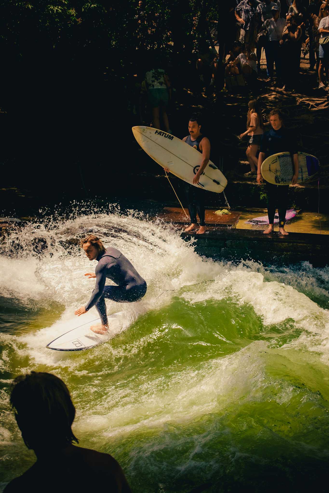 Eisbachwelle surfers