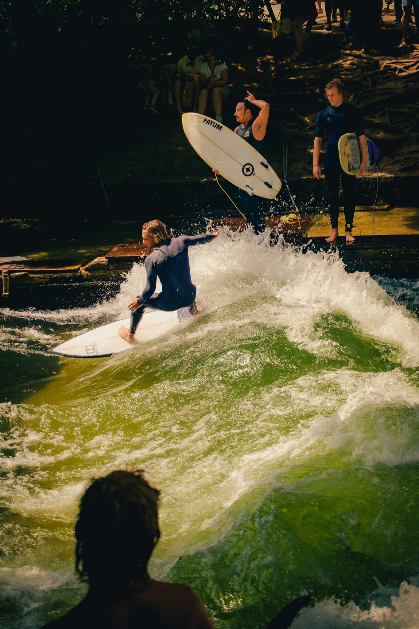 Eisbachwelle surfers
