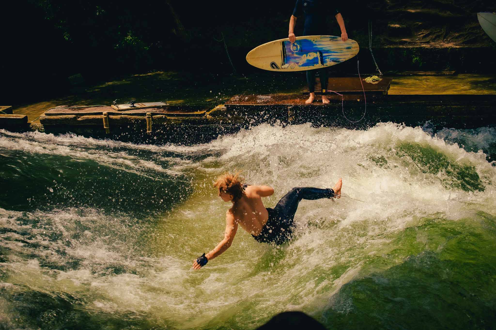 Eisbachwelle surfers