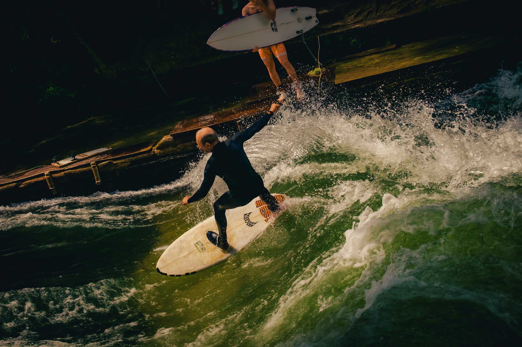Eisbachwelle surfers