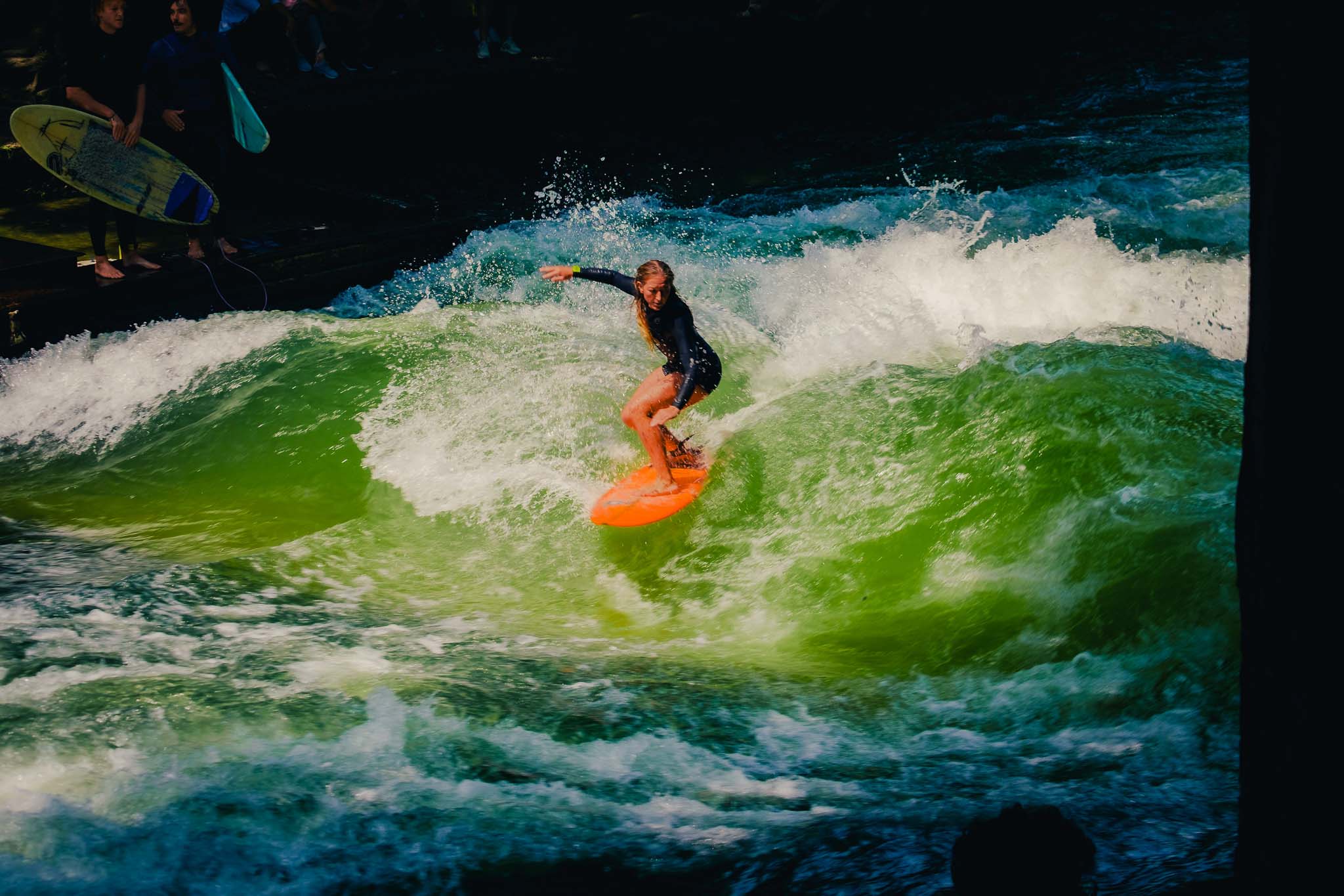 Eisbachwelle surfers