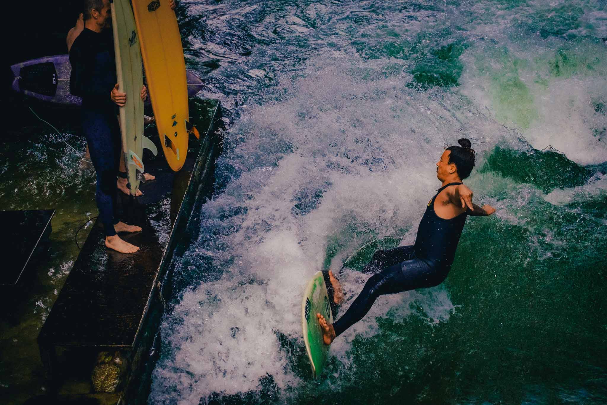 Eisbachwelle surfers