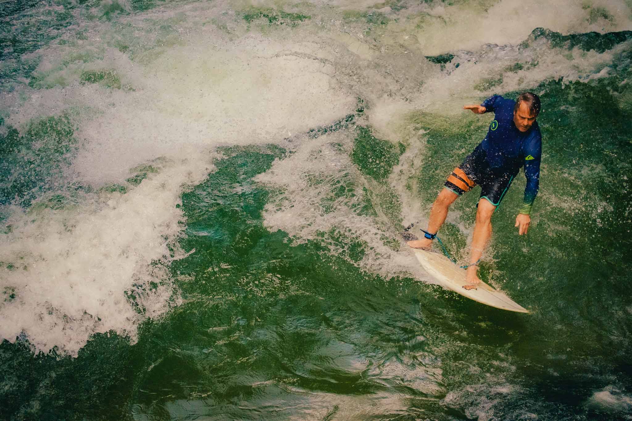 Eisbachwelle surfers