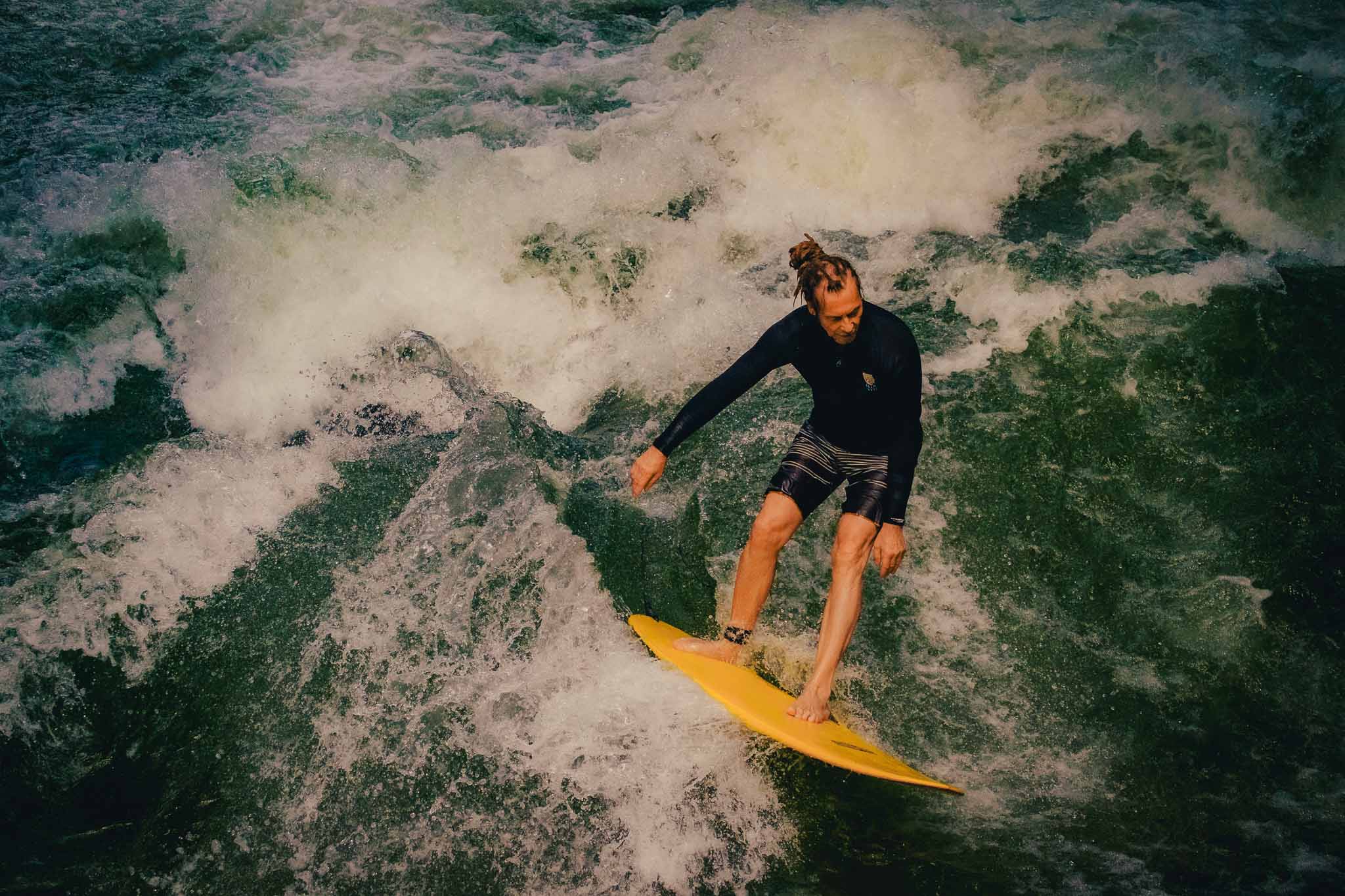 Eisbachwelle surfers