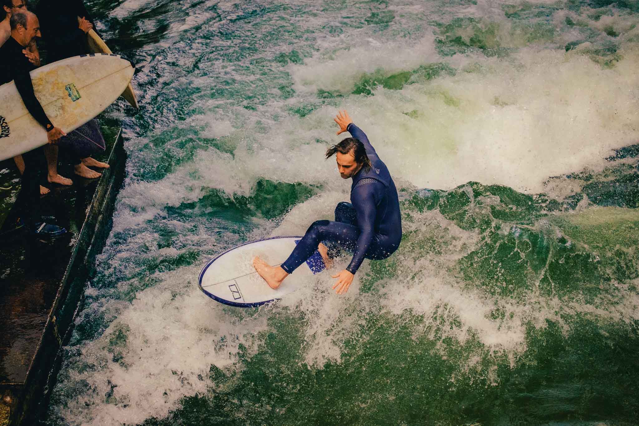 Eisbachwelle surfers