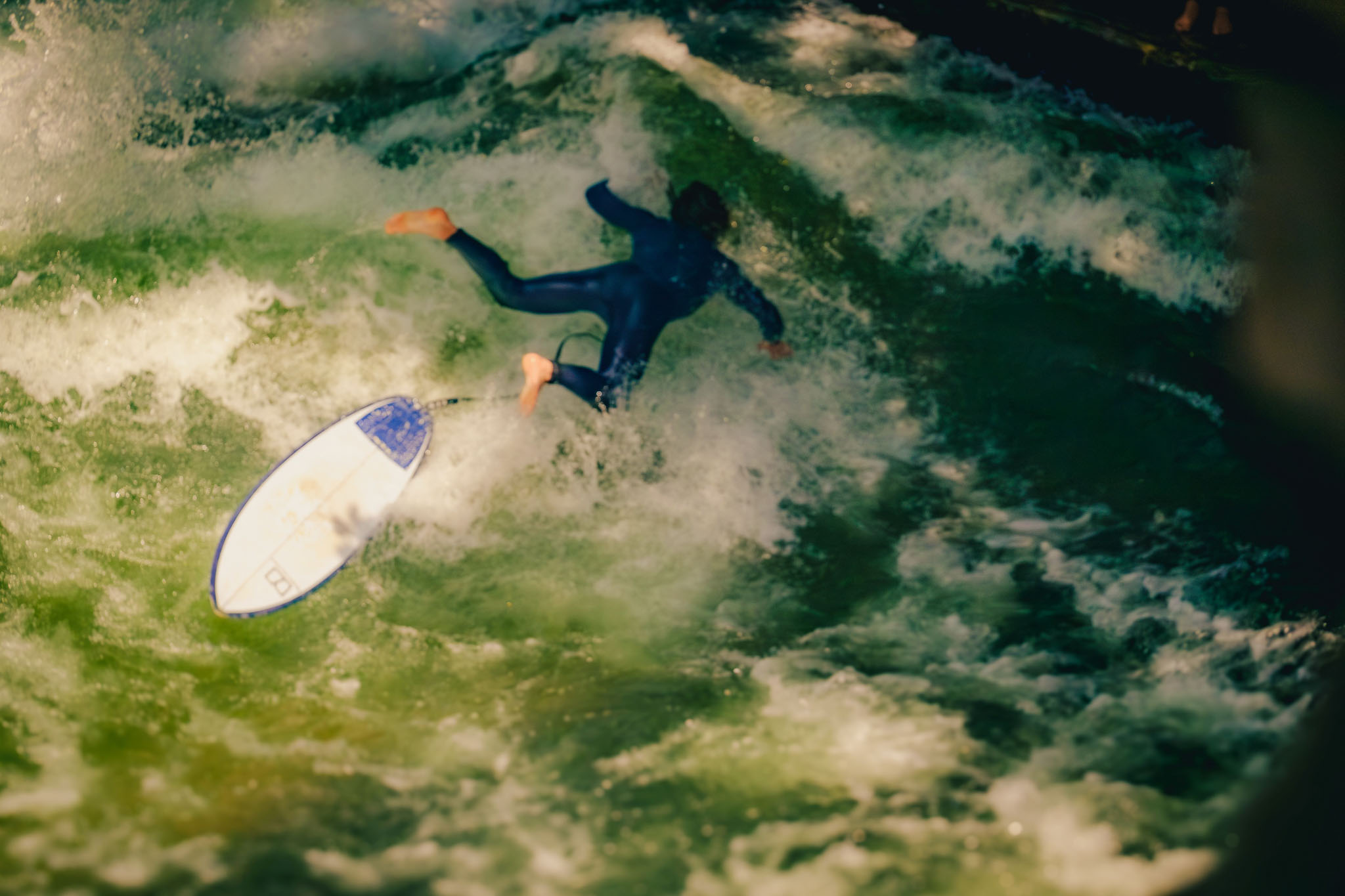 Eisbachwelle surfers