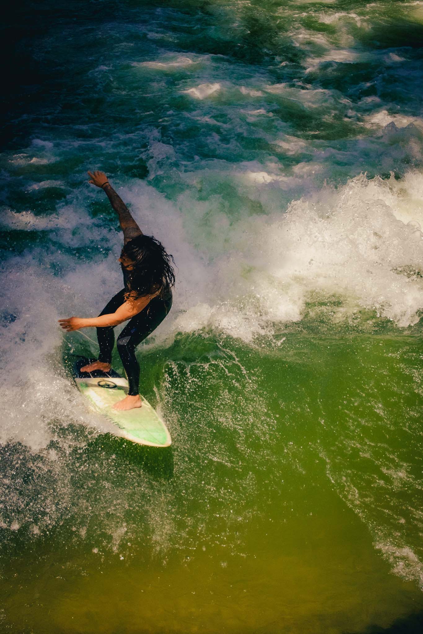 Eisbachwelle surfers