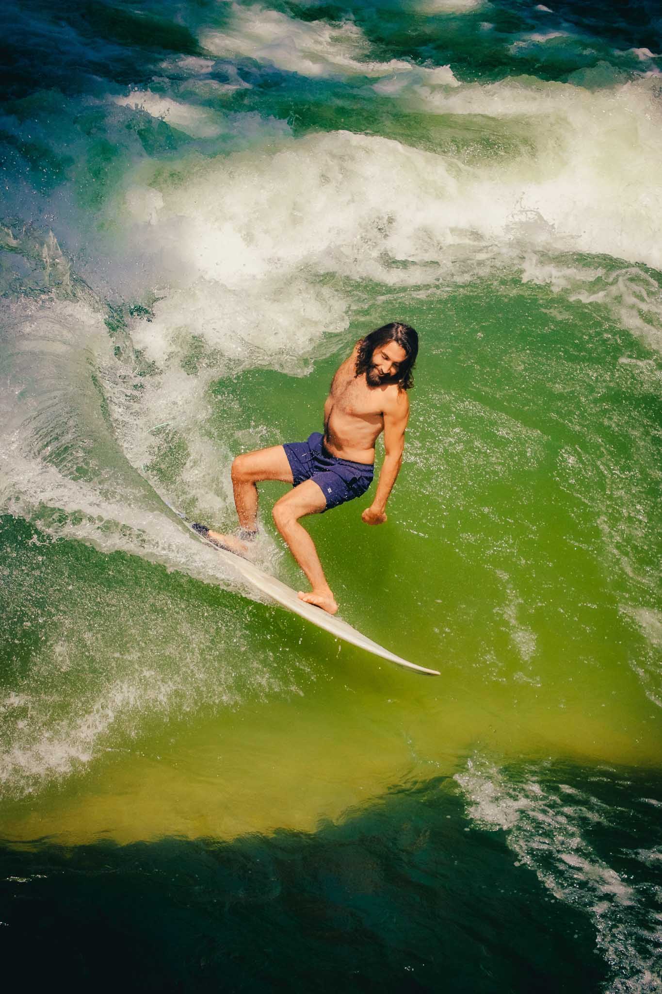 Eisbachwelle surfers