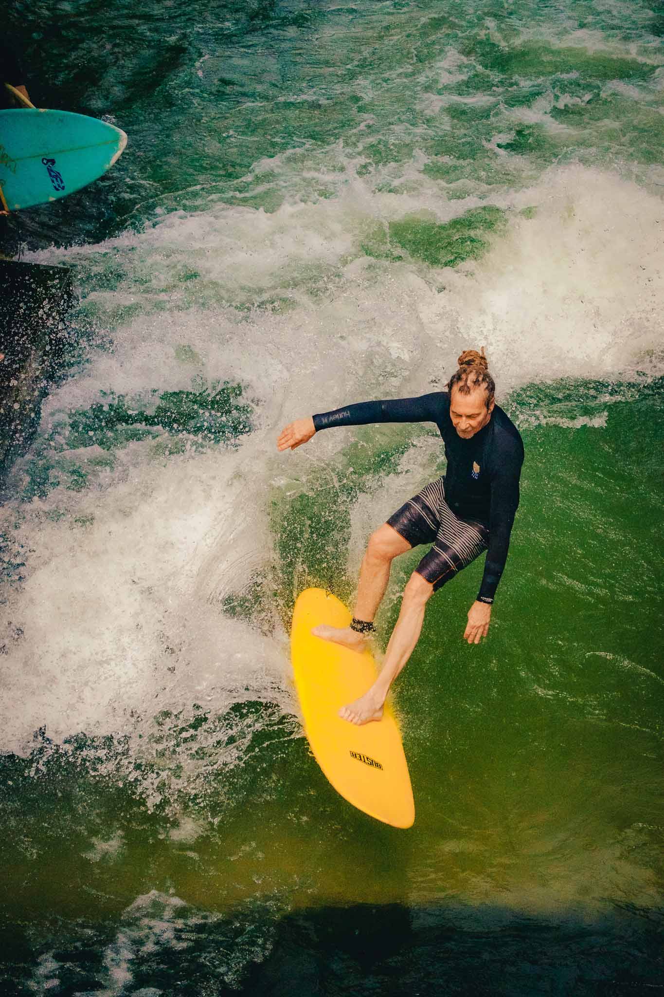 Eisbachwelle surfers