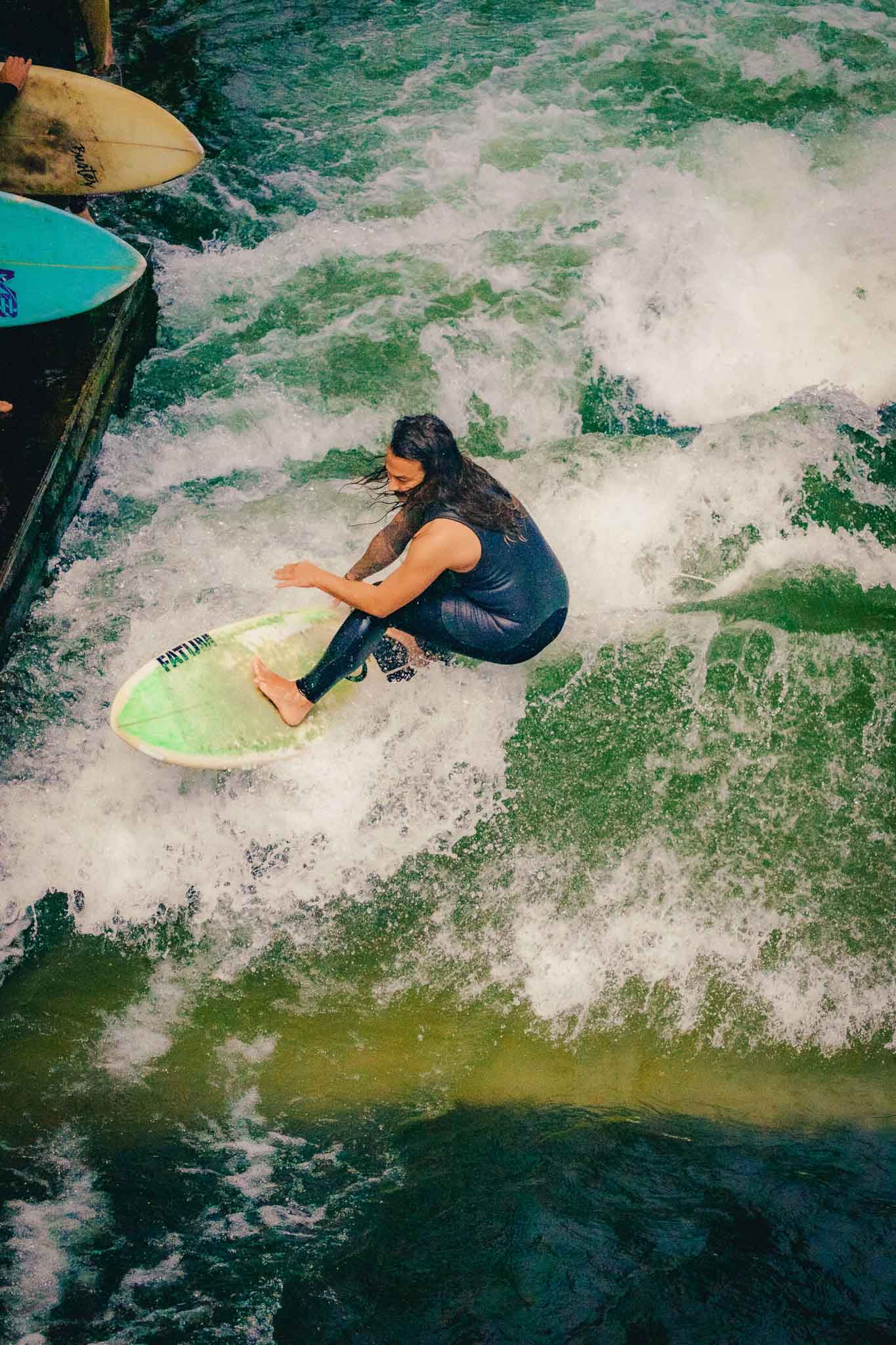 Eisbachwelle surfers
