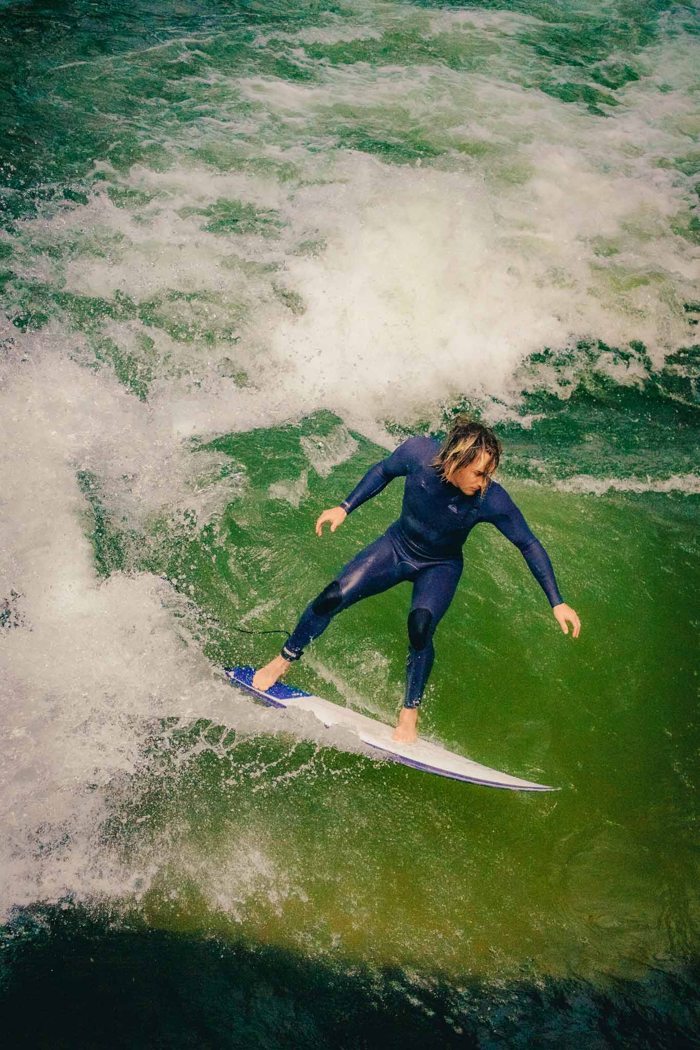 Eisbachwelle surfers