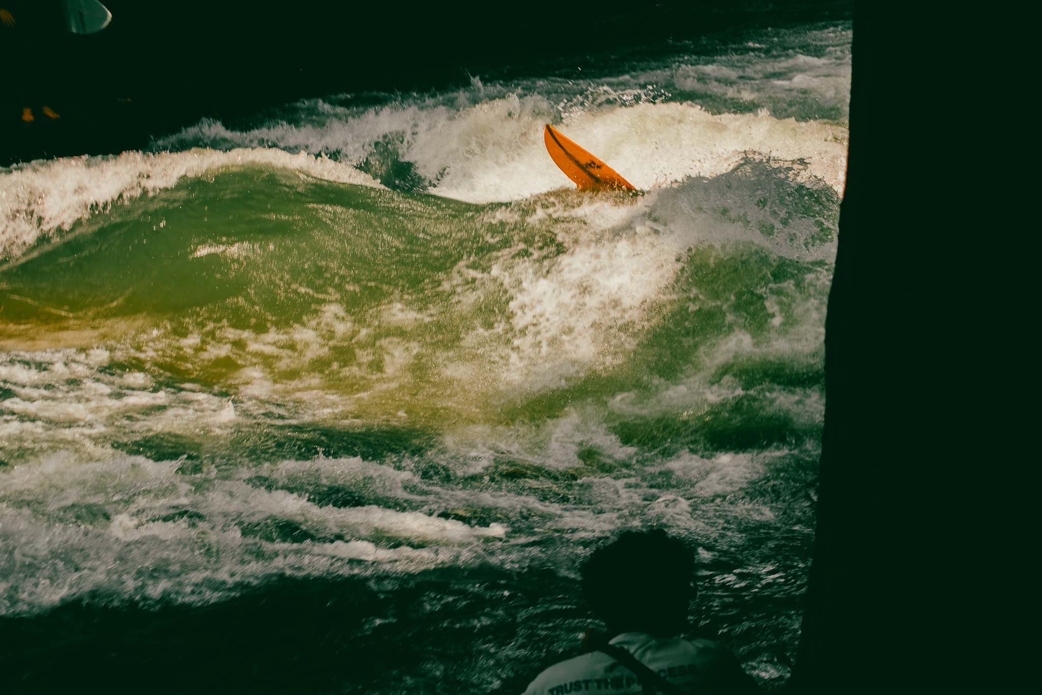 Eisbachwelle surfers